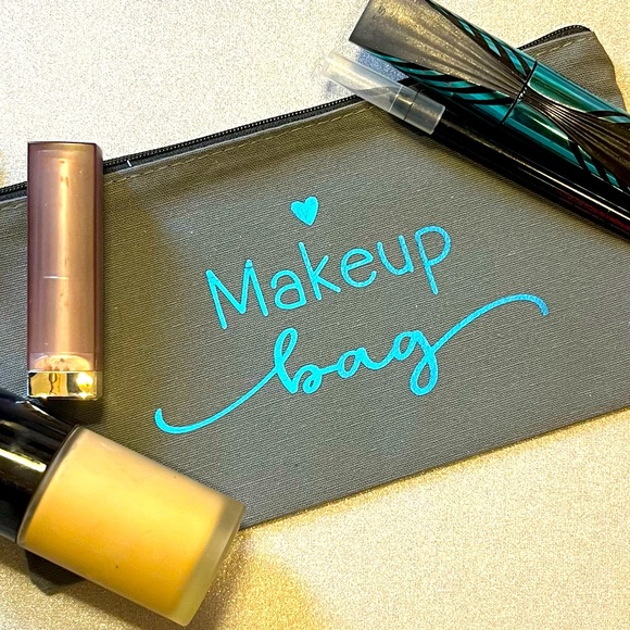 Small zipper canvas makeup….or whatever you want bag 😊 - Picture 1 of 2